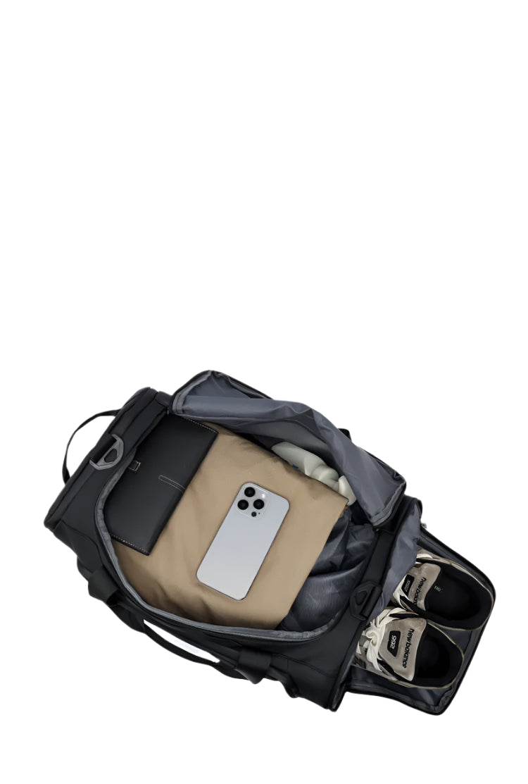 Detalhe do compartimento lateral exclusivo para tênis e sapatos da bolsa esportiva.