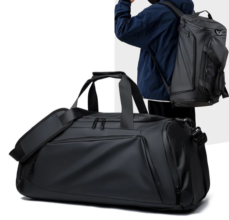 Homem usando a bolsa de viagem preta no modo mochila.