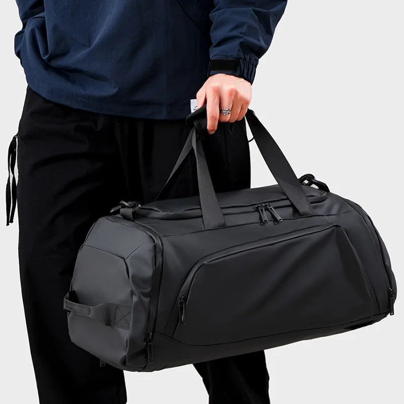 Homem usando a bolsa de viagem preta no modo mochila.