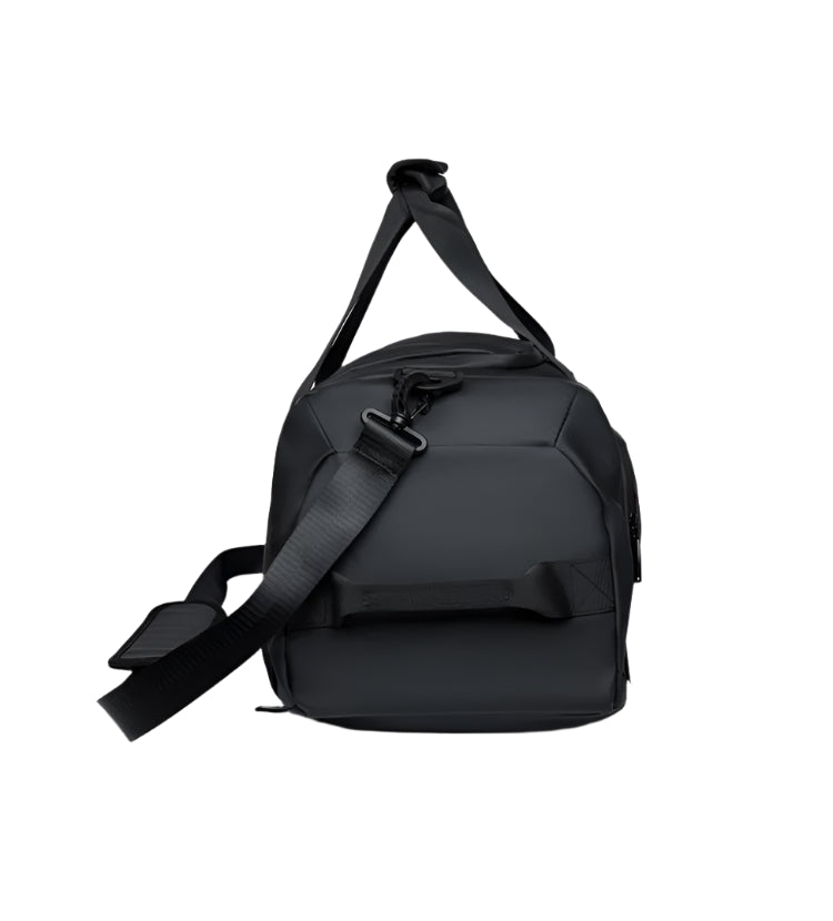 Bolsa mala de academia multifuncional preta com compartimento para sapateira e alça de ombro.