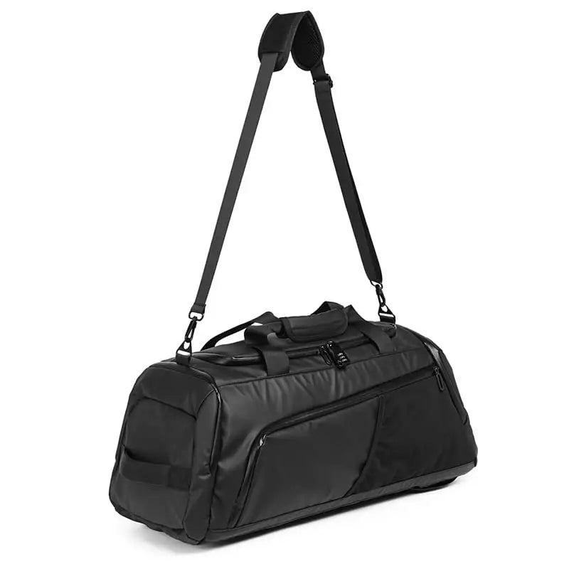Bolsa de viagem multifuncional preta exibida em três ângulos: como bolsa de mão, como mochila e como mala de ombro.