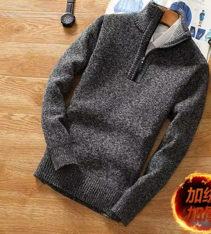"Detalhe do suéter de malha usado com o zíper fechado, formando uma elegante gola alta que protege do frio."