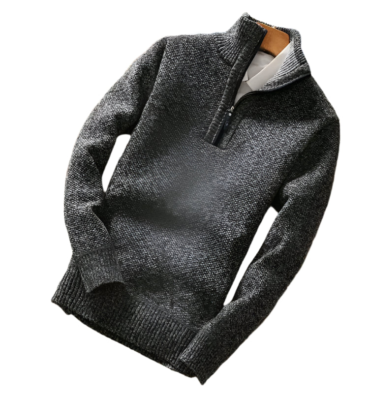  "Look casual de inverno com homem usando pulôver de gola zíper azul sobre uma camiseta branca, combinando conforto e estilo."