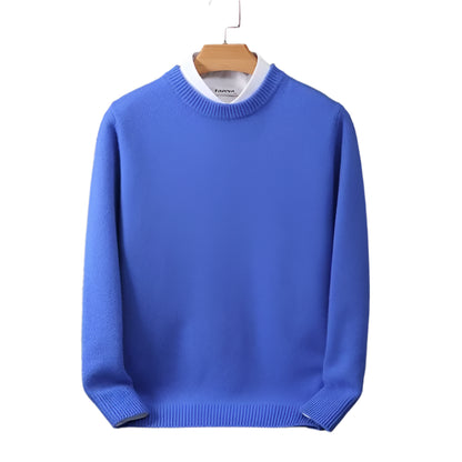 Suéter de caxemira na cor azul  brilhante, com gola careca e mangas compridas, exibido em um cabide de madeira sobre um fundo branco.