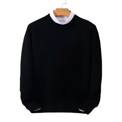 Suéter de caxemira na cor preto, com gola careca e mangas compridas, exibido em um cabide de madeira sobre um fundo branco.