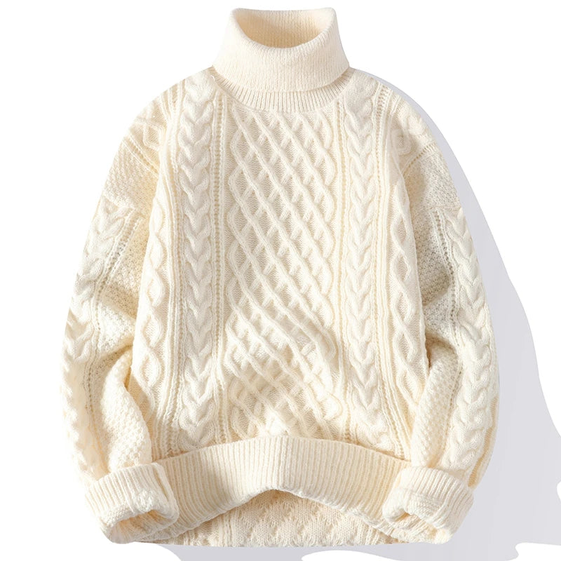 "Homem vestindo uma blusa de lã masculina de gola alta na cor cru, ideal para o inverno."