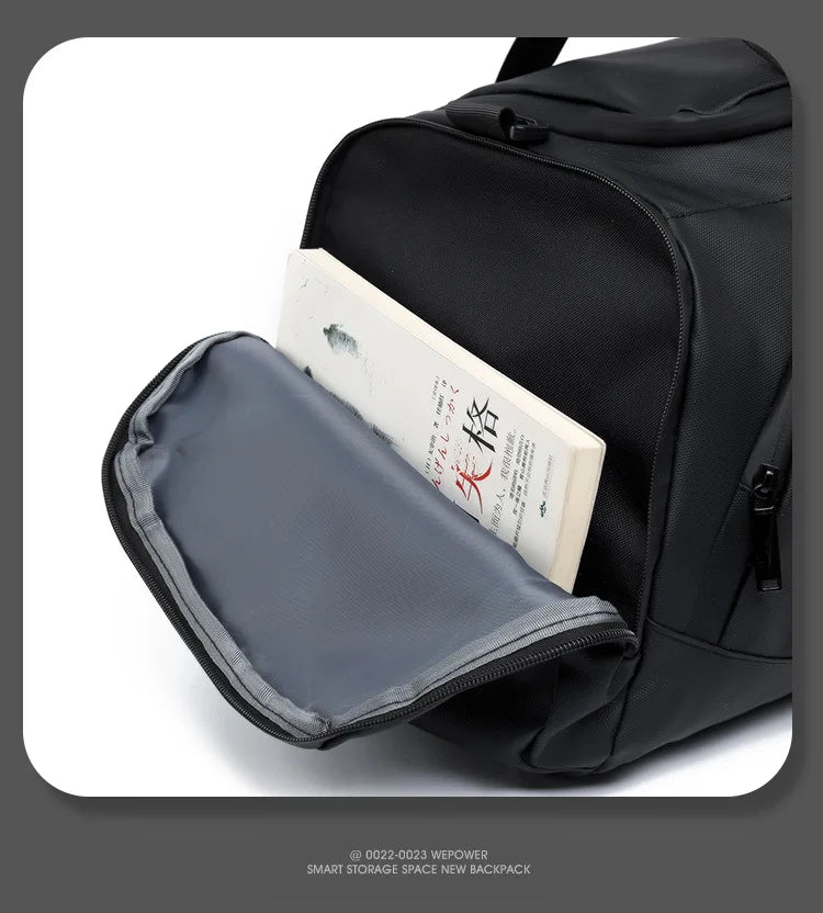 Interior da bolsa de academia com divisórias e grande capacidade.