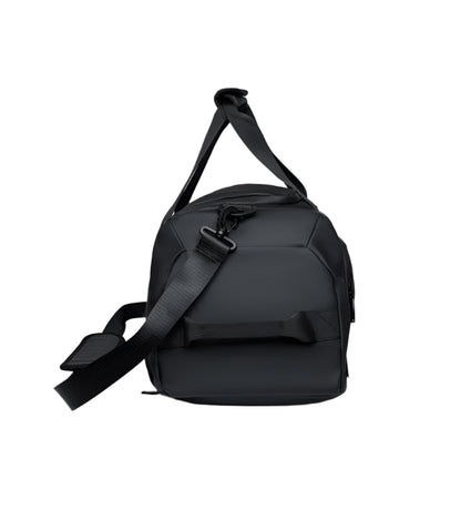 Bolsa mala de academia multifuncional preta com compartimento para sapateira e alça de ombro.