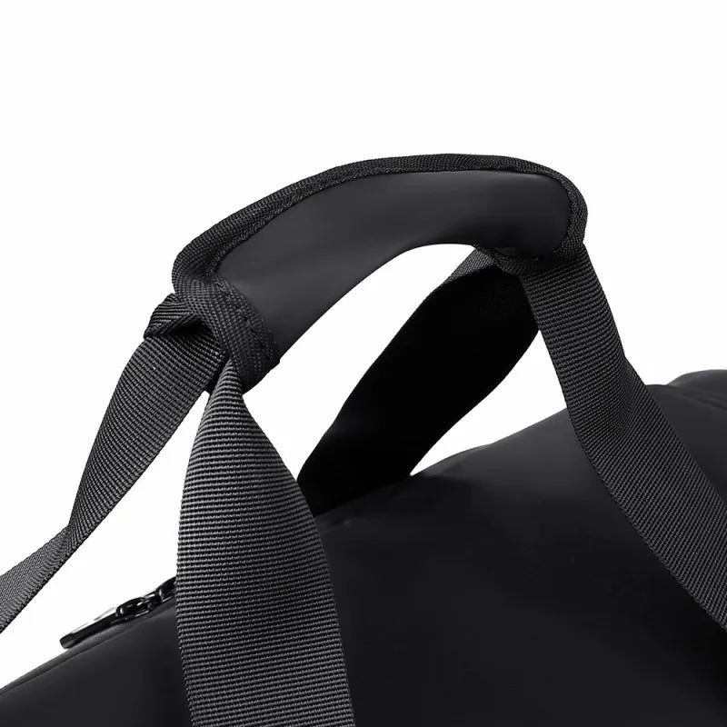 Alça  da mala de academia masculina em couro sintético preto, mostrando o compartimento para tênis.
