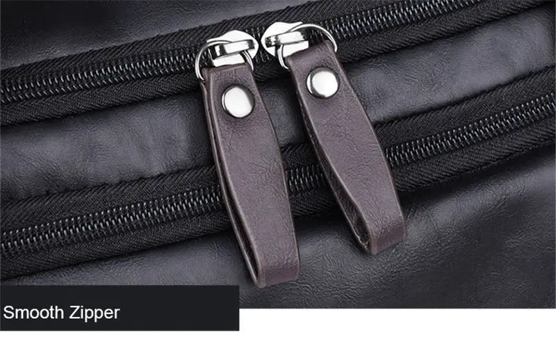 Mala estilo executivo com ziper na cor preta, feita de couro sintético resistente, com fundo e alças marrons.