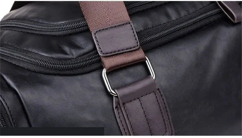 Mala estilo executivo com detalhes na cor preta e marron, feita de couro sintético resistente, com fundo e alças marrons.