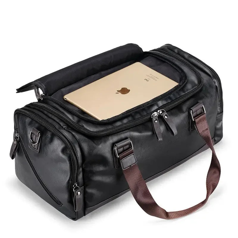 Bolsa de mão masculina para viagem, modelo em couro PU preto com detalhes em marrom aberta.