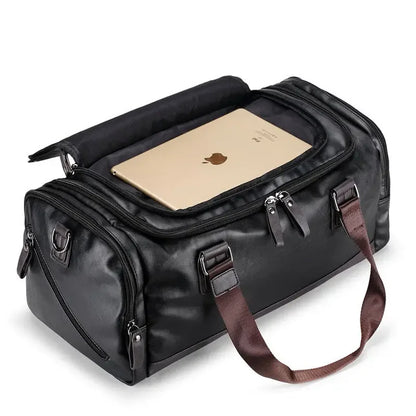 Bolsa de mão masculina para viagem, modelo em couro PU preto com detalhes em marrom aberta.