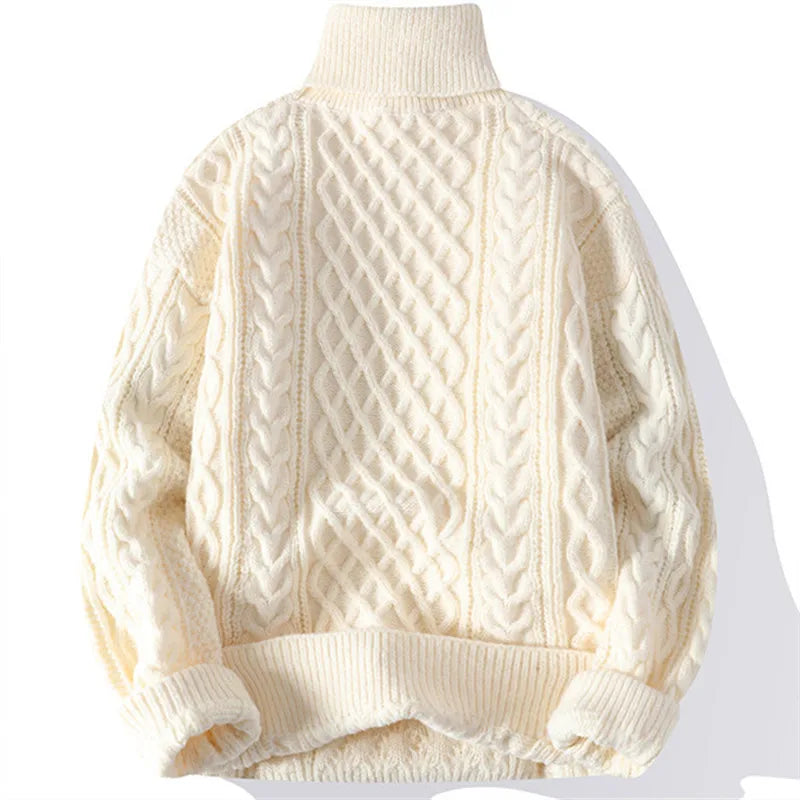 "Homem vestindo uma blusa de lã masculina de gola alta na cor preta, ideal para o inverno."