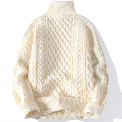 "Homem vestindo uma blusa de lã masculina de gola alta na cor preta, ideal para o inverno."