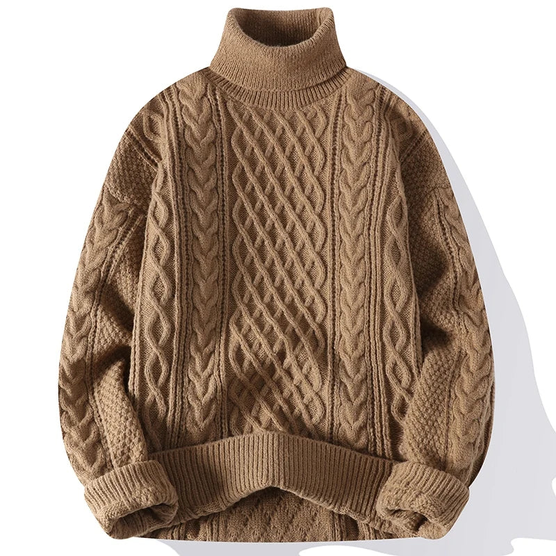 "Homem vestindo uma blusa de lã masculina de gola alta na cor marron, ideal para o inverno."