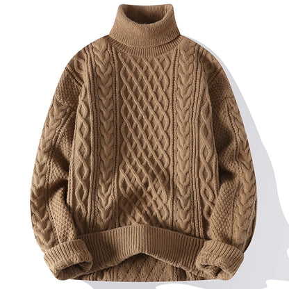 "Homem vestindo uma blusa de lã masculina de gola alta na cor marron, ideal para o inverno."