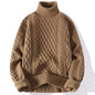 "Homem vestindo uma blusa de lã masculina de gola alta na cor marron, ideal para o inverno."