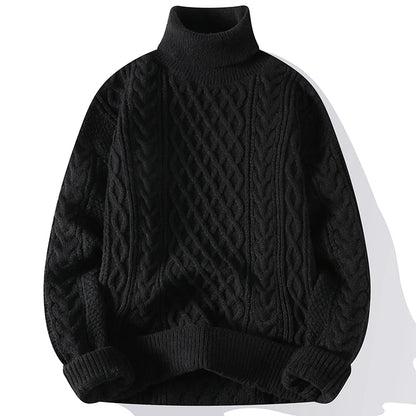 "Homem vestindo uma blusa de lã masculina de gola alta na cor preta, ideal para o inverno."