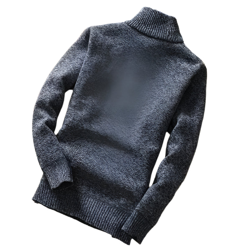  "Look casual de inverno com homem usando pulôver de gola zíper azul sobre uma camiseta branca, combinando conforto e estilo."