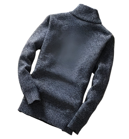  "Look casual de inverno com homem usando pulôver de gola zíper azul sobre uma camiseta branca, combinando conforto e estilo."
