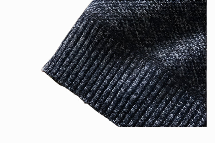  "Look casual de inverno com homem usando pulôver de gola zíper azul sobre uma camiseta branca, combinando conforto e estilo."