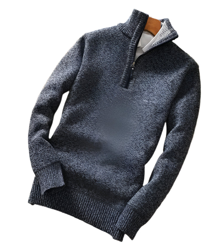  "Look casual de inverno com homem usando pulôver de gola zíper azul sobre uma camiseta branca, combinando conforto e estilo."