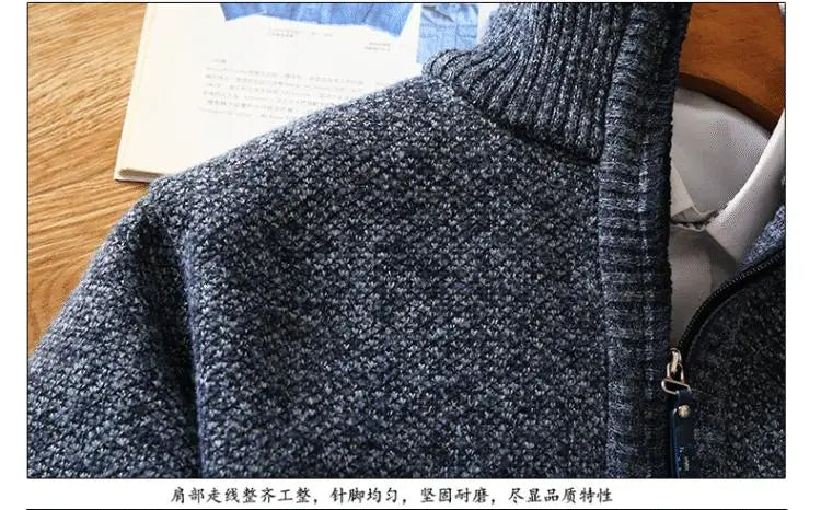  "Look casual de inverno com homem usando pulôver de gola zíper azul sobre uma camiseta branca, combinando conforto e estilo."