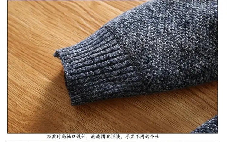  "Look casual de inverno com homem usando pulôver de gola zíper azul sobre uma camiseta branca, combinando conforto e estilo."