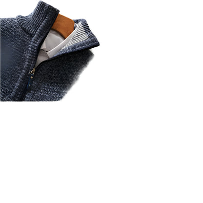 "Detalhe do suéter de malha usado com o zíper fechado, formando uma elegante gola alta que protege do frio."