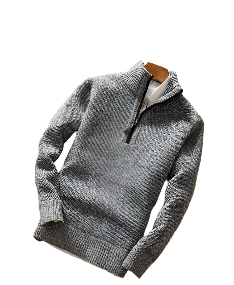  "Look casual de inverno com homem usando pulôver de gola zíper azul sobre uma camiseta branca, combinando conforto e estilo."
