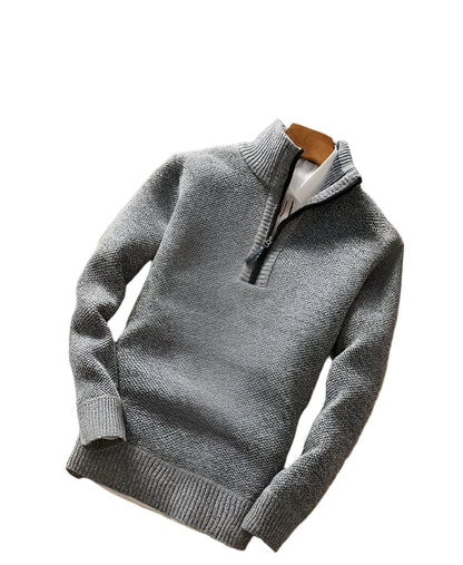  "Look casual de inverno com homem usando pulôver de gola zíper azul sobre uma camiseta branca, combinando conforto e estilo."