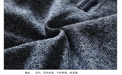  "Look casual de inverno com homem usando pulôver de gola zíper azul sobre uma camiseta branca, combinando conforto e estilo."